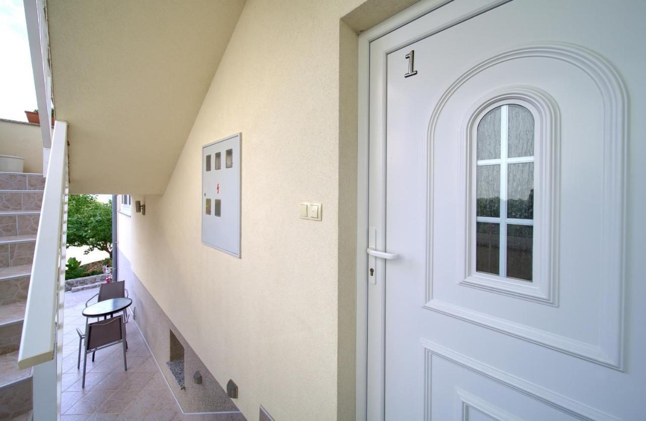 Apartmani Mara Matic Malinska Buitenkant foto