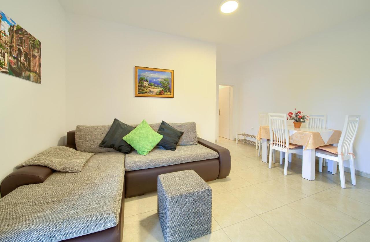 Apartmani Mara Matic Malinska Buitenkant foto