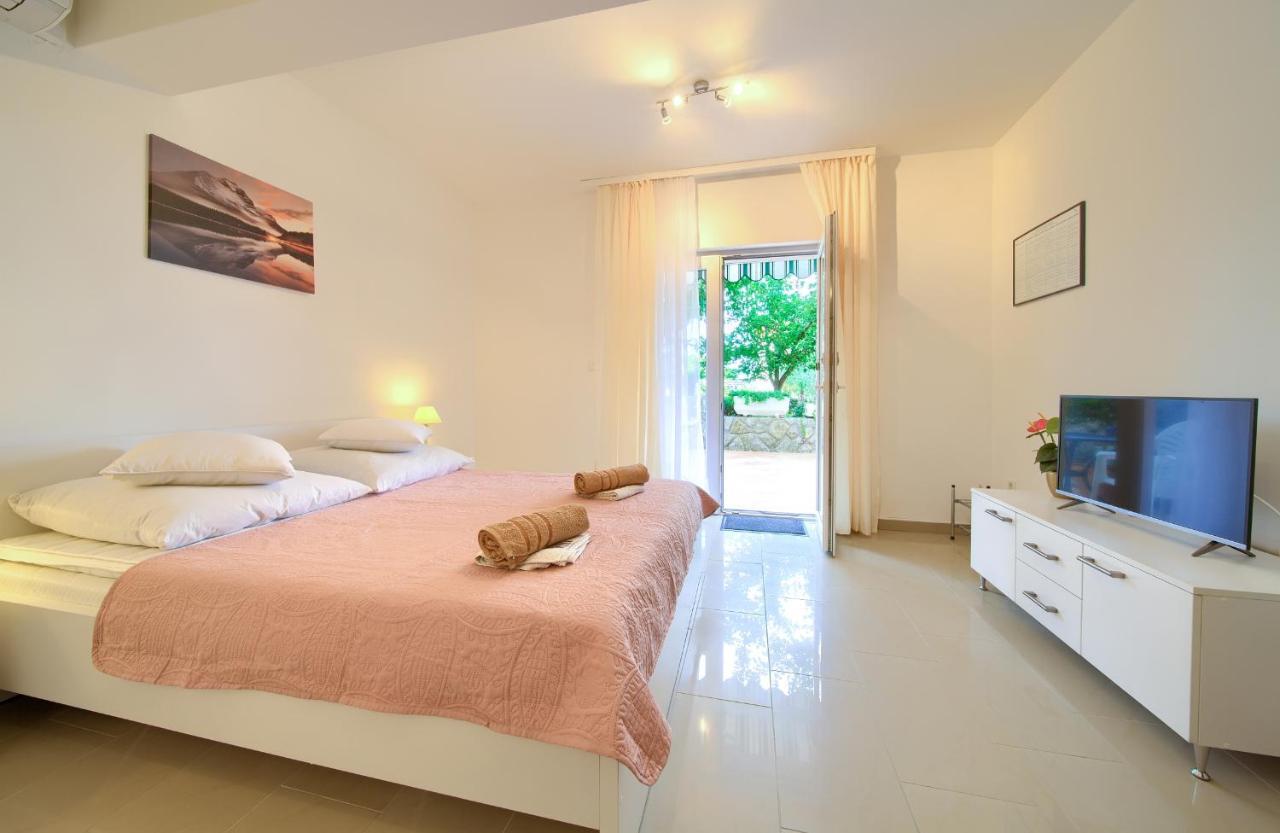 Apartmani Mara Matic Malinska Buitenkant foto