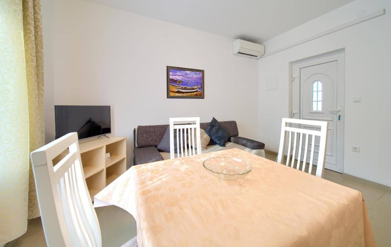 Apartmani Mara Matic Malinska Buitenkant foto